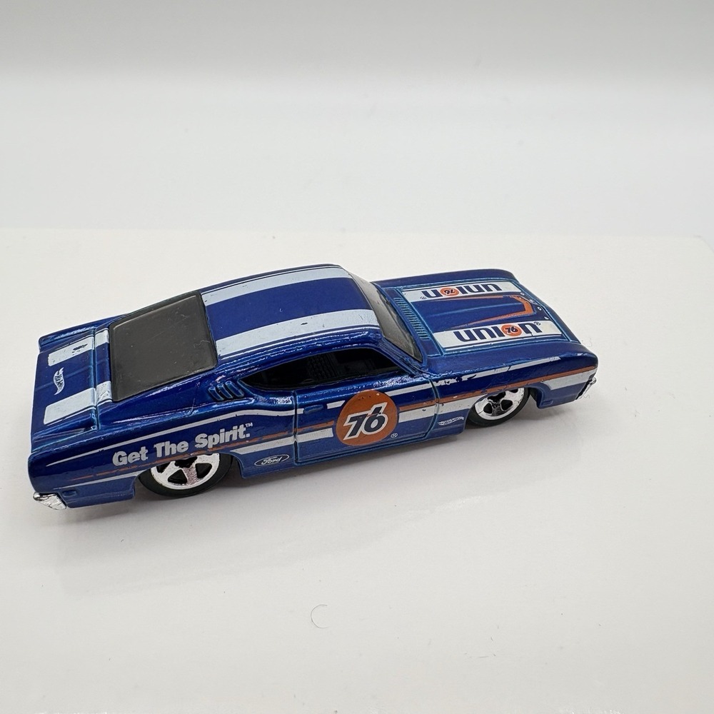 1969 69 Ford Torino Talladega Collectible 1/64 Scale Diecast Diorama Model